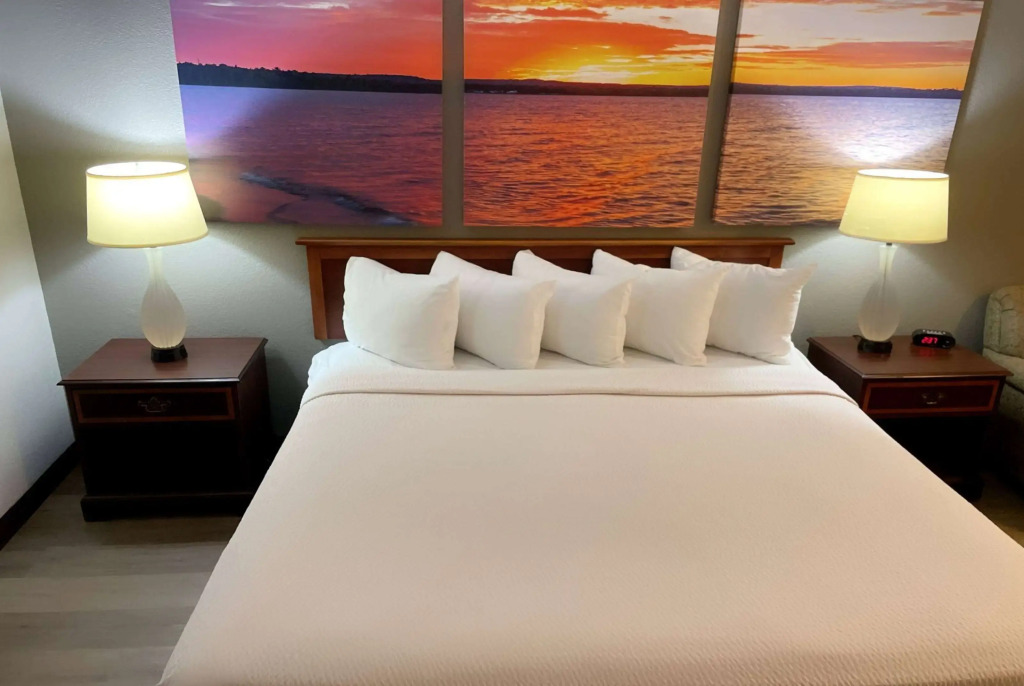 Days Inn & Suites by Wyndham Stevens Point