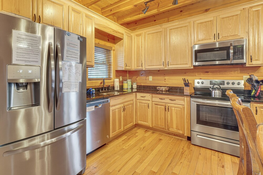 Mtn-view Gem w/ Hot Tub + Game Room in Sevierville