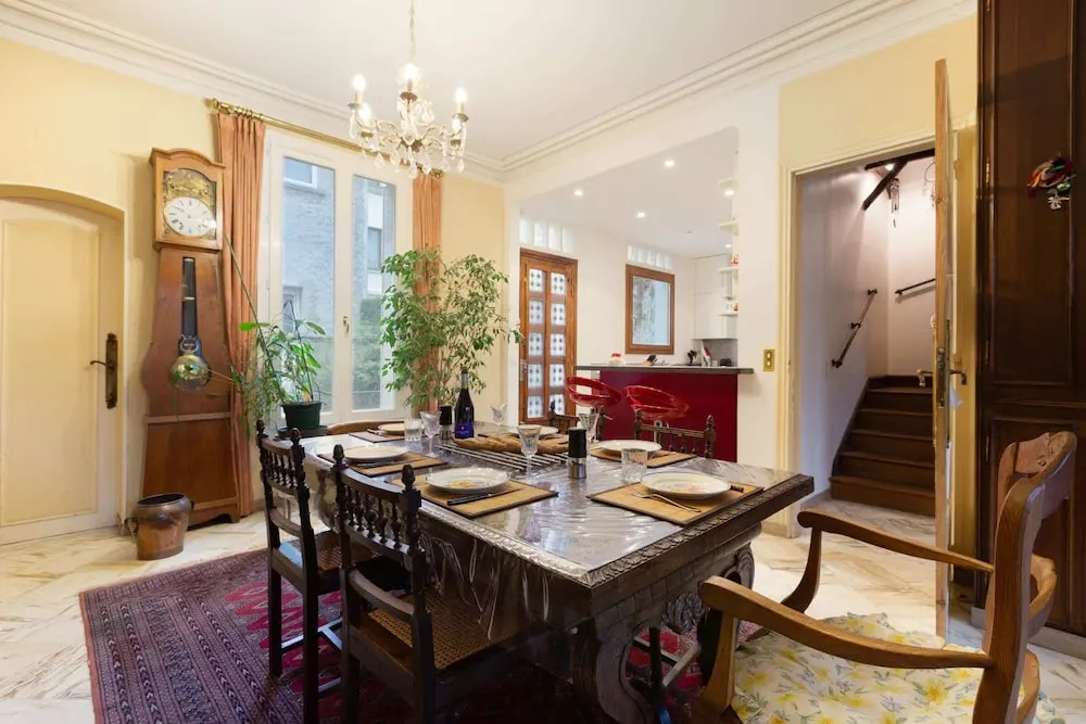 Red and Rustic Home Near Bois de Vincennes for 7 pax