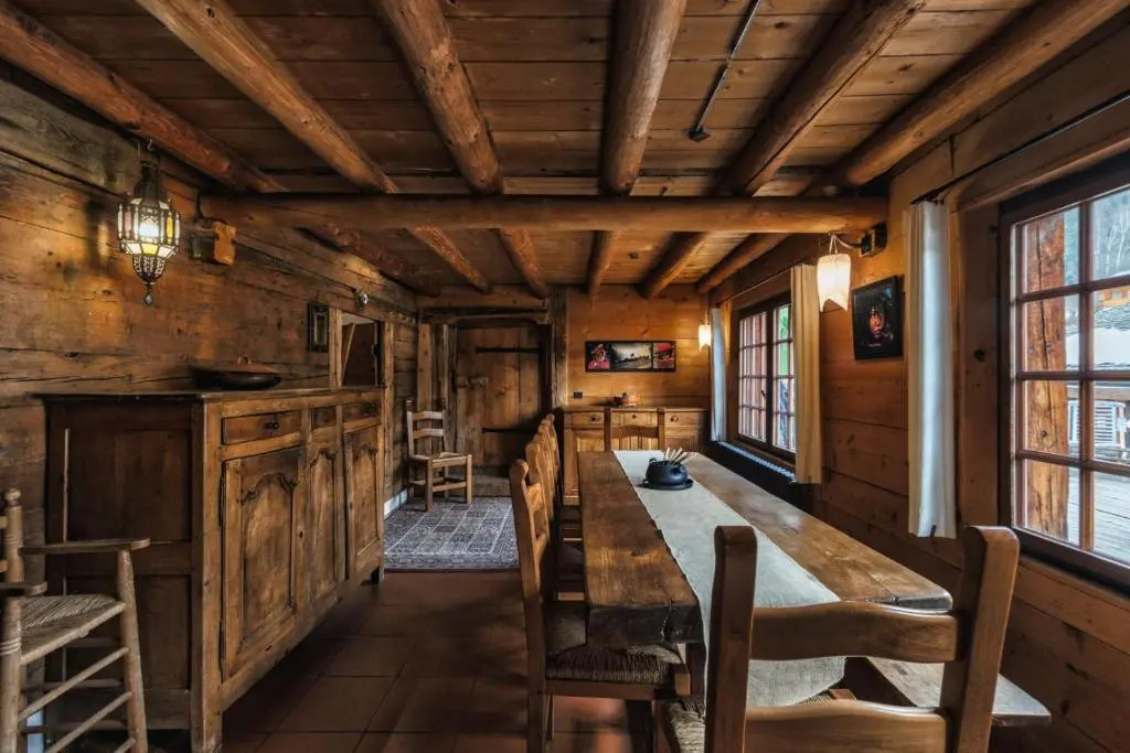 4BR Traditional Chalet BBQ + Fireplace + View
