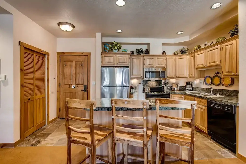 Premier 2 Bedroom Mountain View Condo Located in Historic Downtown Breckenridge Walking Distance to Peak 9