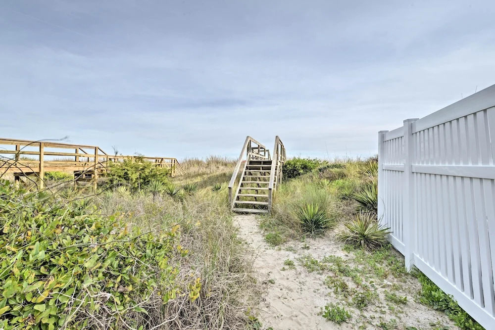 Pet-friendly Second Row House Steps to Beach!