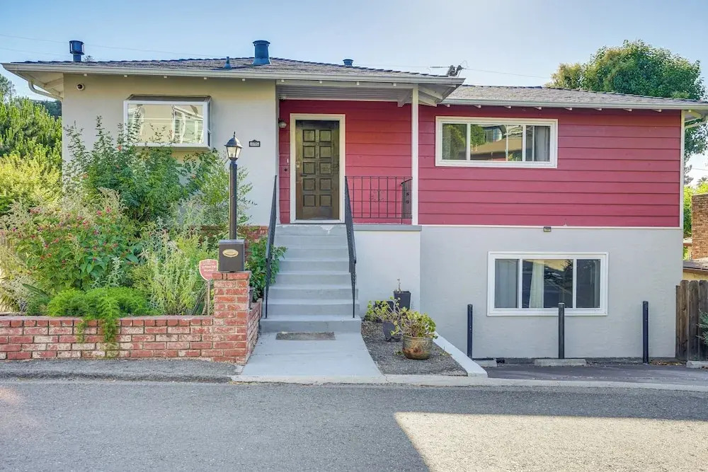 Charming Oakland Home w Fireplace & Deck