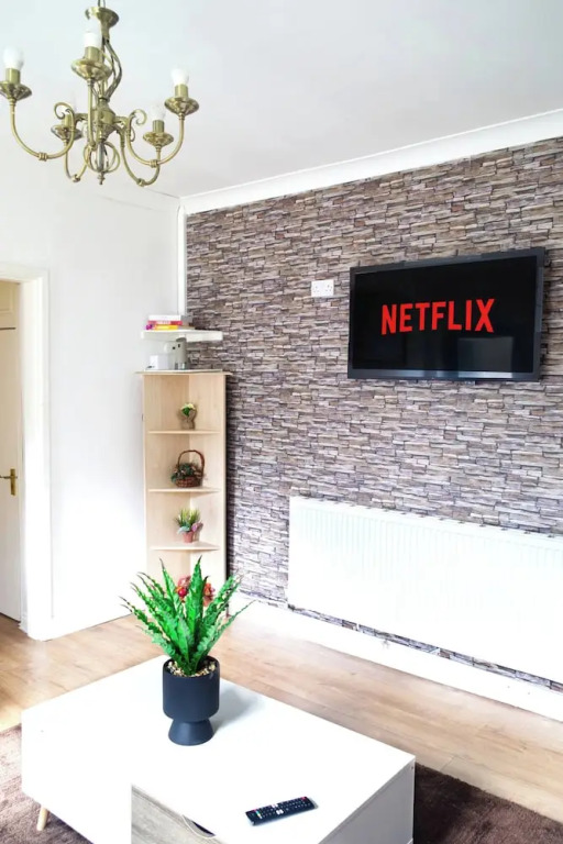 Elegant 5-bedroom Home- Fast Wifi, Free Parking & Netflix