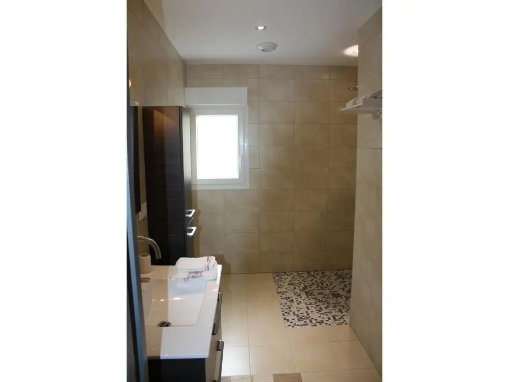 Gîte moderne avec accès indépendant, proche centre-ville et Thermes, terrasse et équipements inclus - FR-1-589-57