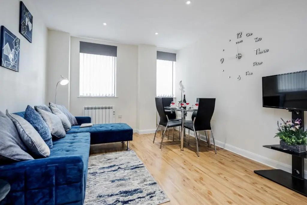 REAL - Queens Apartments F1