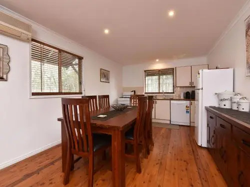 Kangaroo Cottage - cute Accom in bushland setting