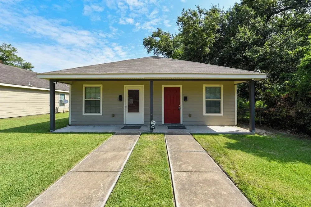 Lovely Lake Charles Duplex in Central Location!