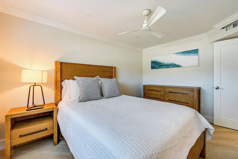 Upscale Naples Condo w/ Pool Access: Walk to Pier!