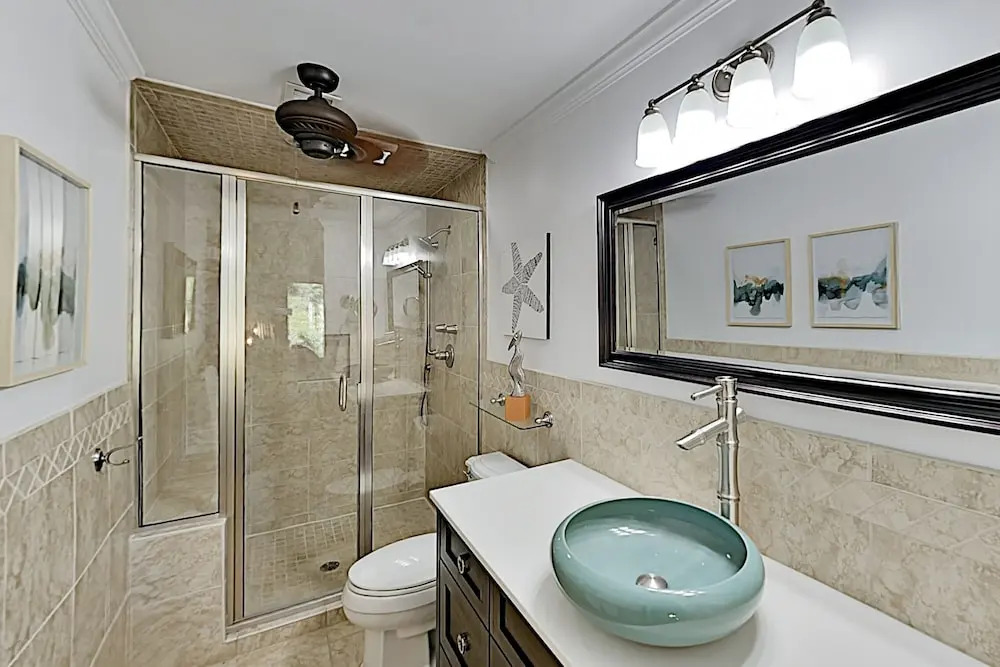 Stylish Fairway Oaks - Walk To The Beach! 3 Bedroom Home