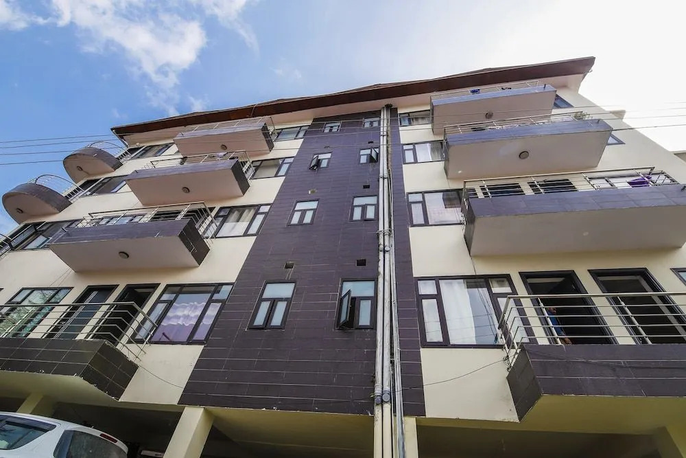 Oyo 18421 Uphill Courtyard