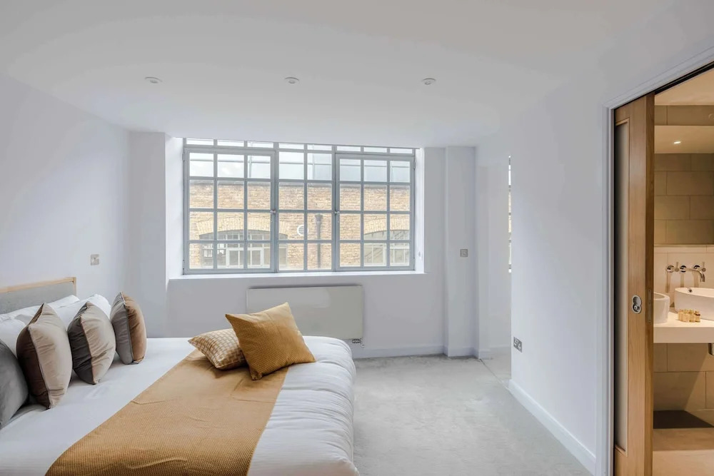 The Eyre Suite Two - Farringdon - by Frankie