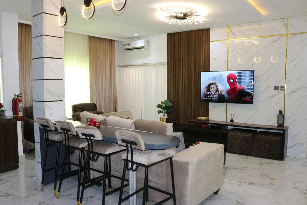 Excellent 2 bed apartment in Lekki Phase1 With SuperFast Wi-fi & 247 Power