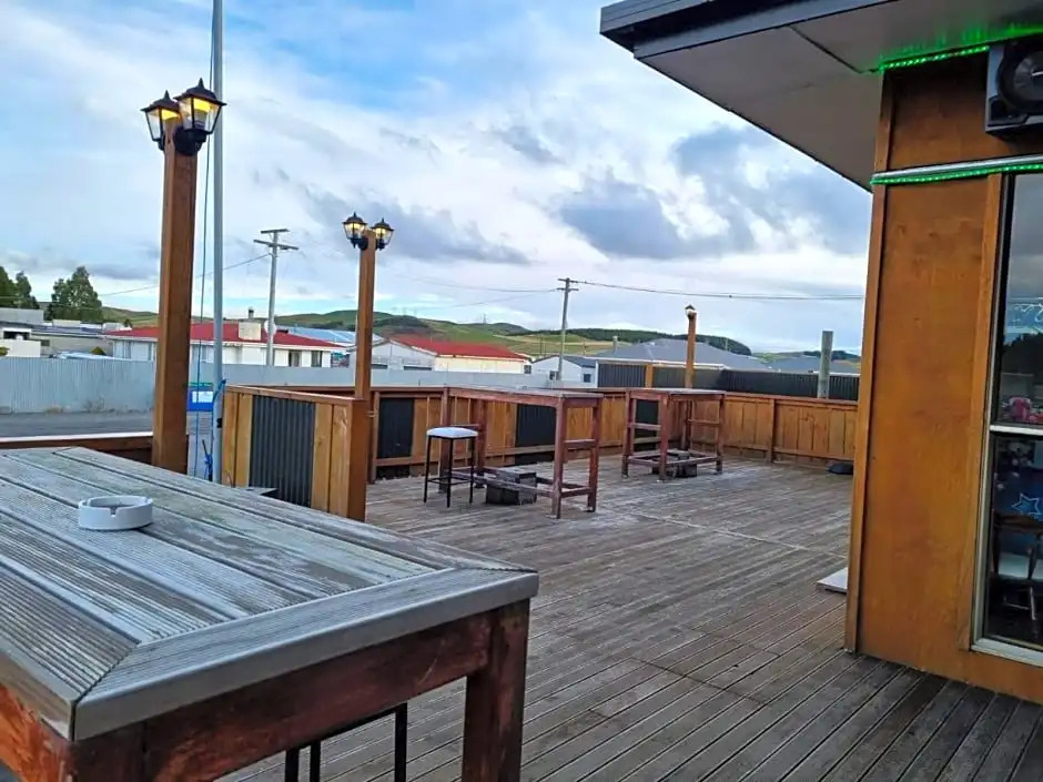 Oasis Bar & Hotel