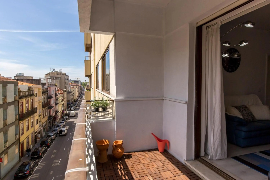 Metro Lapa House with sunny balcony and A/C