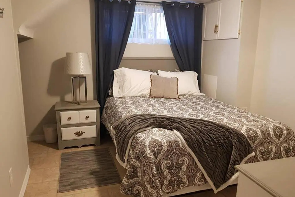 Sarnia Central Six - BIG 6 BR 2 BA - patio and BBQ