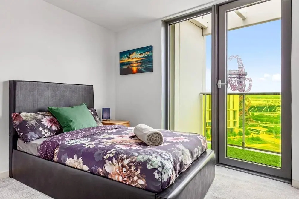 Penthouse 2-bed Apartment in The Heart Of E15