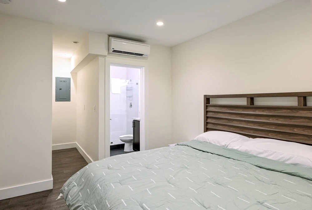 Victoria Park Urban Oasis W/ Patio, 2 Miles To Beach 1 Bedroom Duplex