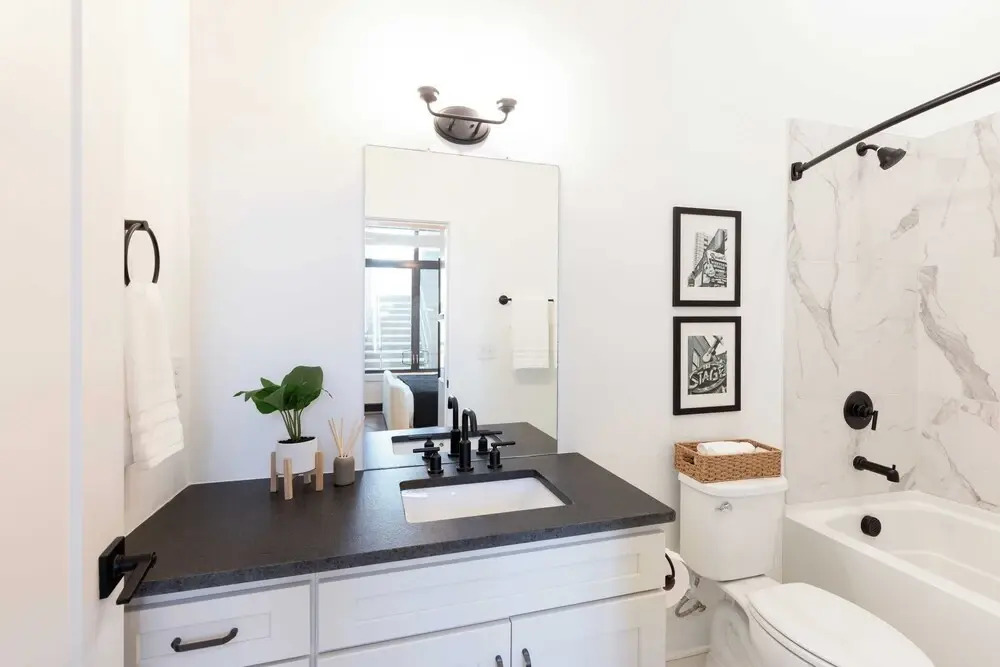 New Build Sleeps 12, 2 Condos in Scenic Bluffside, Minutes to Downtown