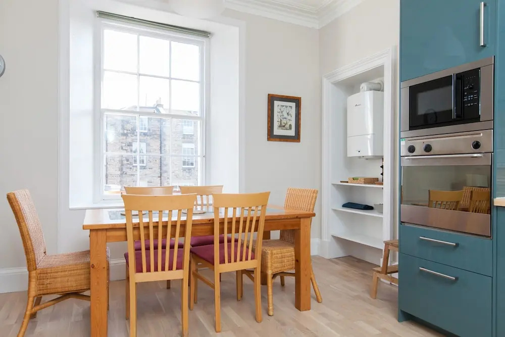 Traditional 3 Bedroom Apartment in Central Edinburgh