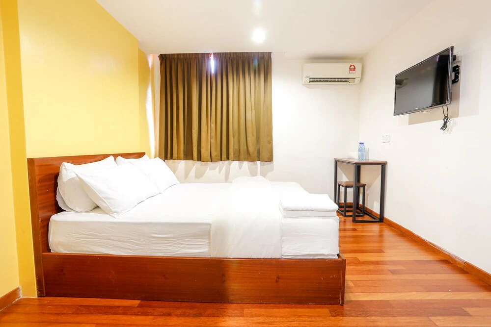 OYO 772 Lux Hotel