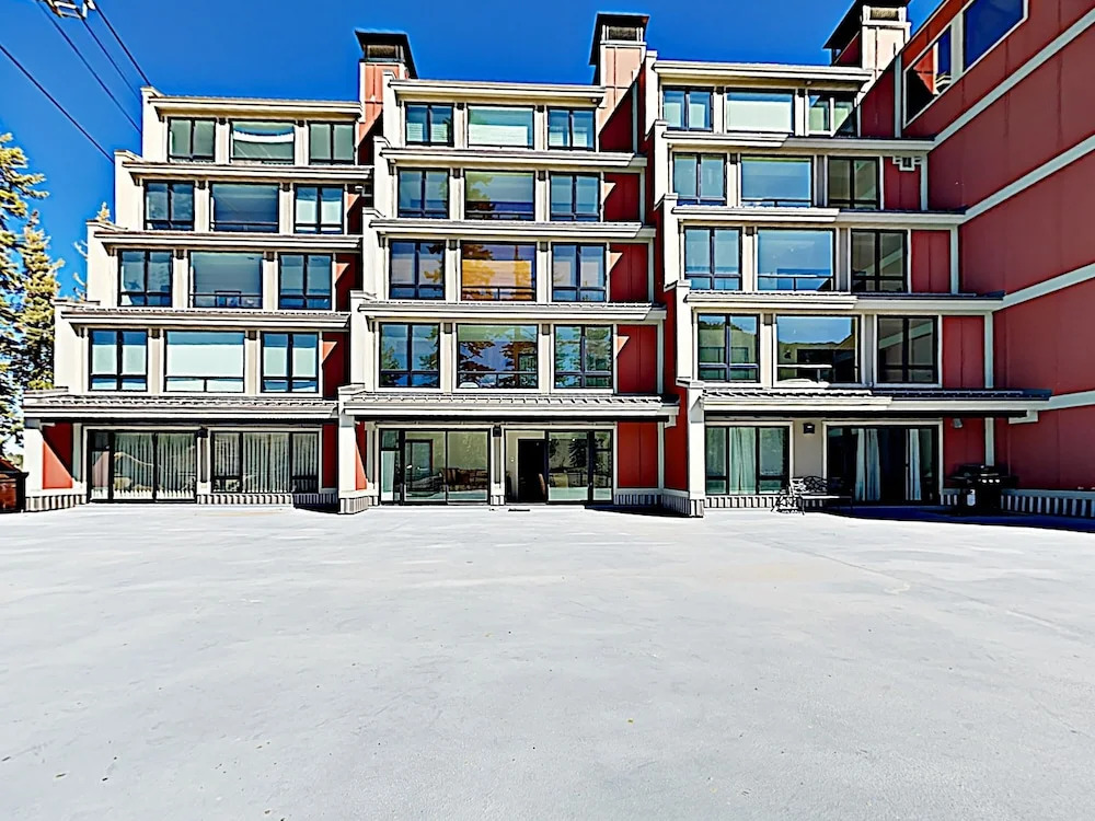 New Listing! Hot Tubs & Pool, Steps To Ski Lifts 2 Bedroom Condo