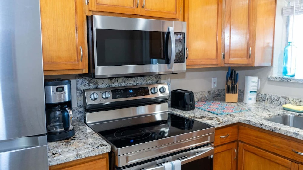 Channelfront - Dock - Fishing - Bbq - Deck 2 Bedroom Home