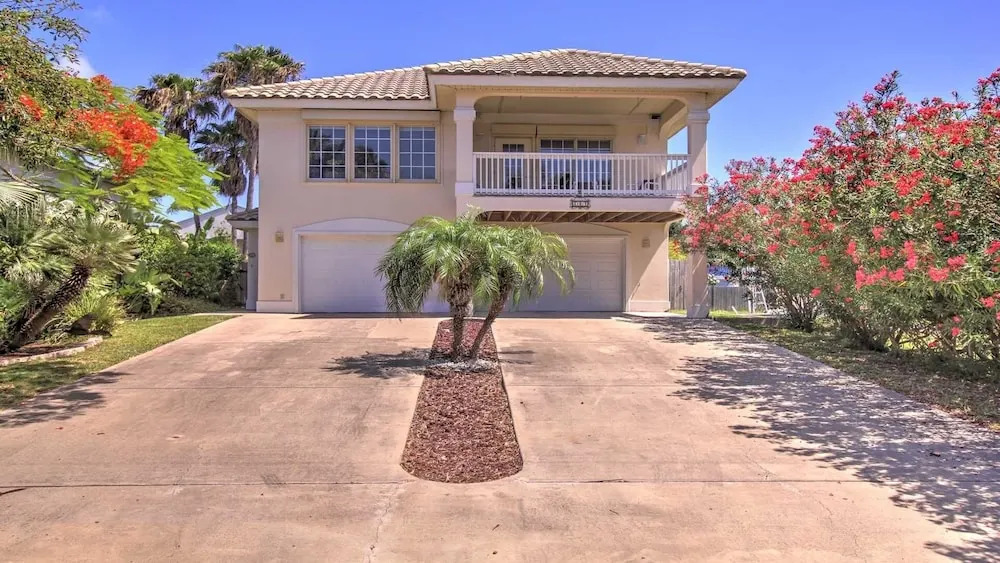 Adventura House 3 Bedroom Home by Redawning