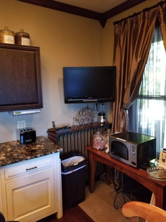 South Broadway Manor B&B - Near Fallingwater, Ohiopyle State Park, Hiking & Biking trails GAP
