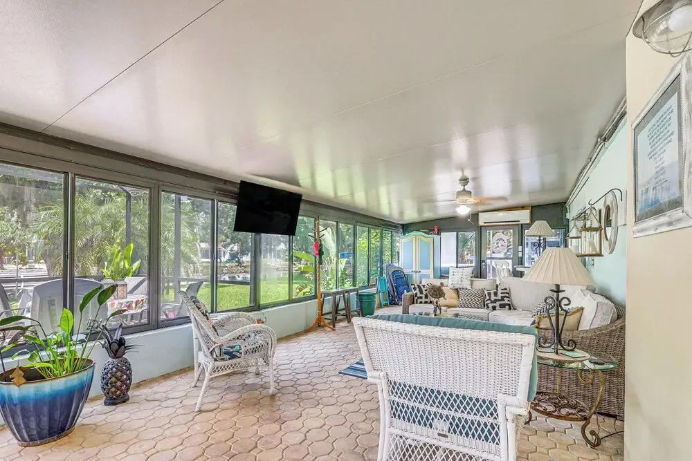 Canal-front Outdoor Oasis: Home in Crystal Water