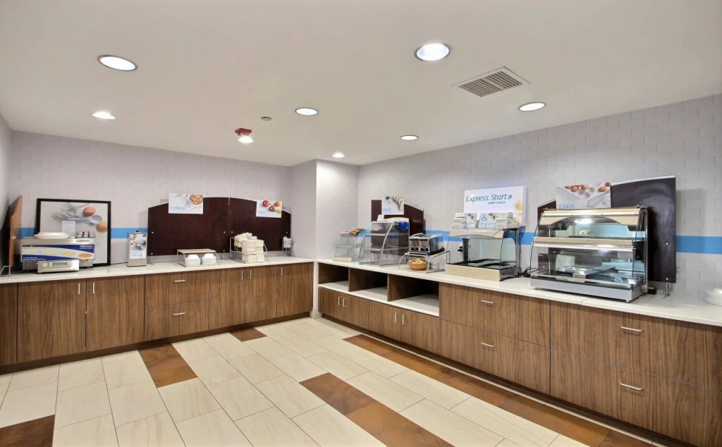 Holiday Inn Express Hotel & Suites Milwaukee Airport, an IHG Hotel