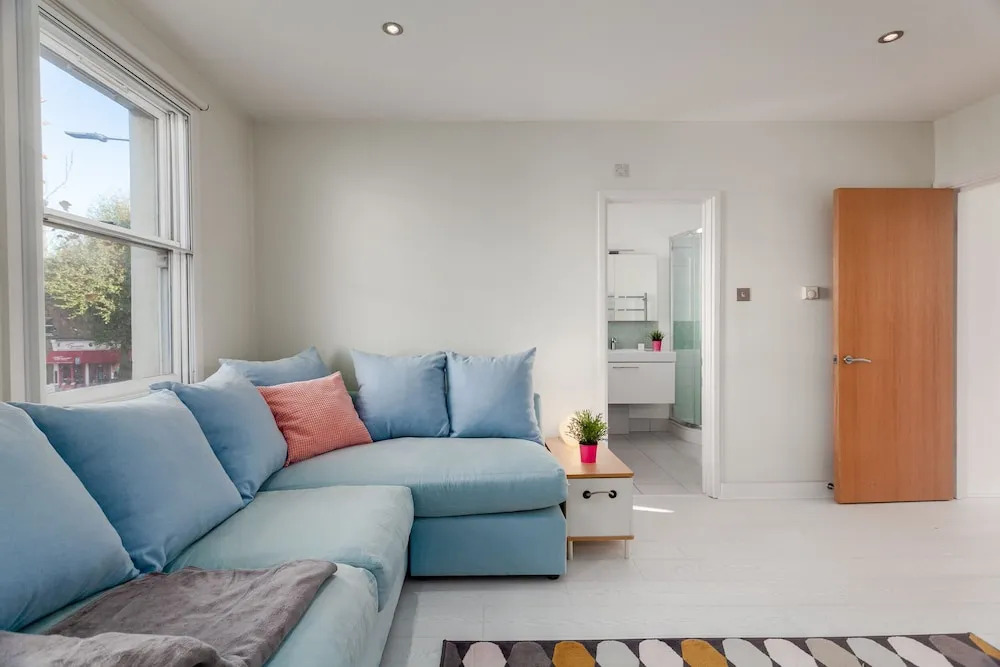Bright and Modern Shepherd's Bush Gem - ROS