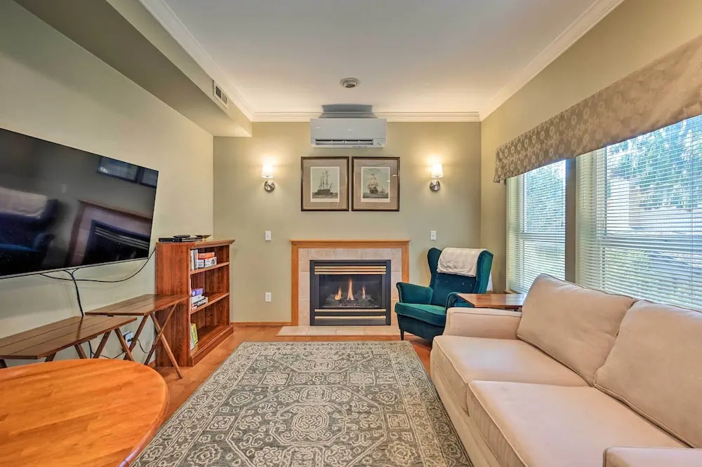 Welcoming Edmonds Vacation Rental with Fireplace