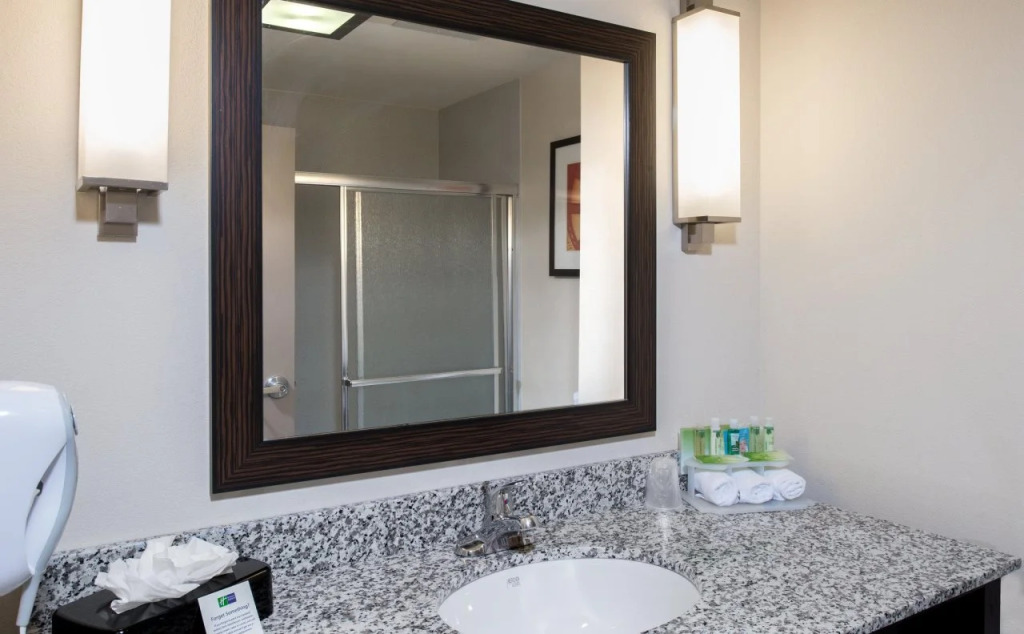 Holiday Inn Express Northwest Maize by IHG