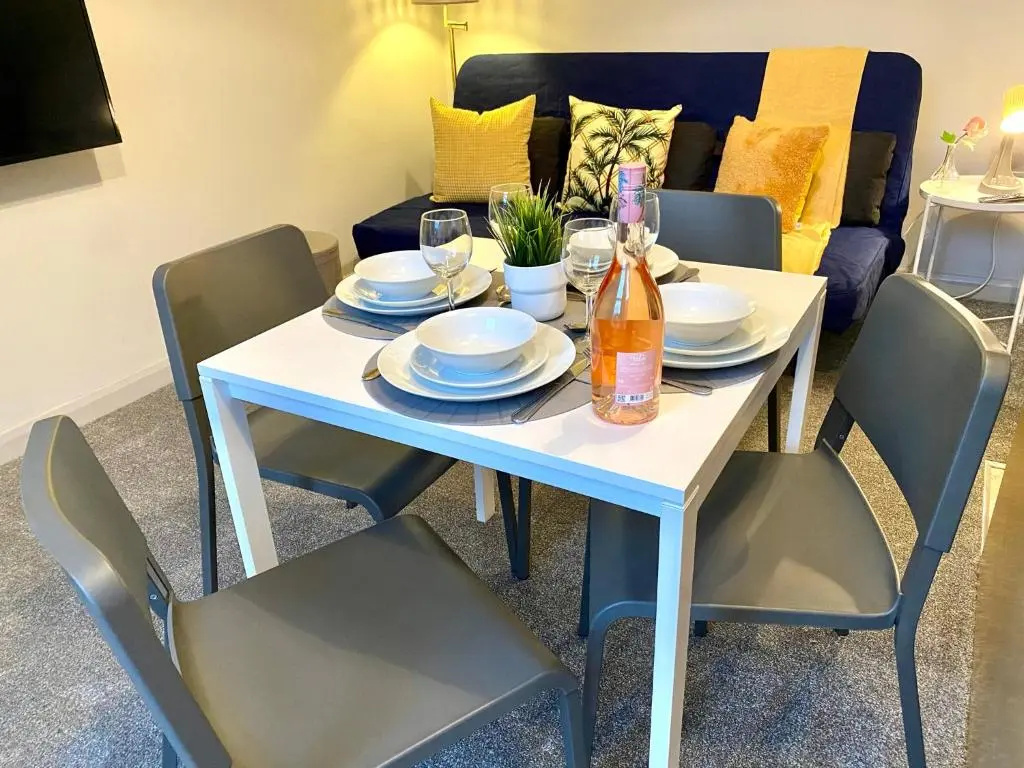 Funky Stylish Apartment! - 5 Minute Walk to the Best Beach! - Great Location - Parking - Netflix - Fast WiFi - Smart TV - Newly decorated - sleeps up to 4! Close to Bournemouth & Poole Town Centre & Sandbanks