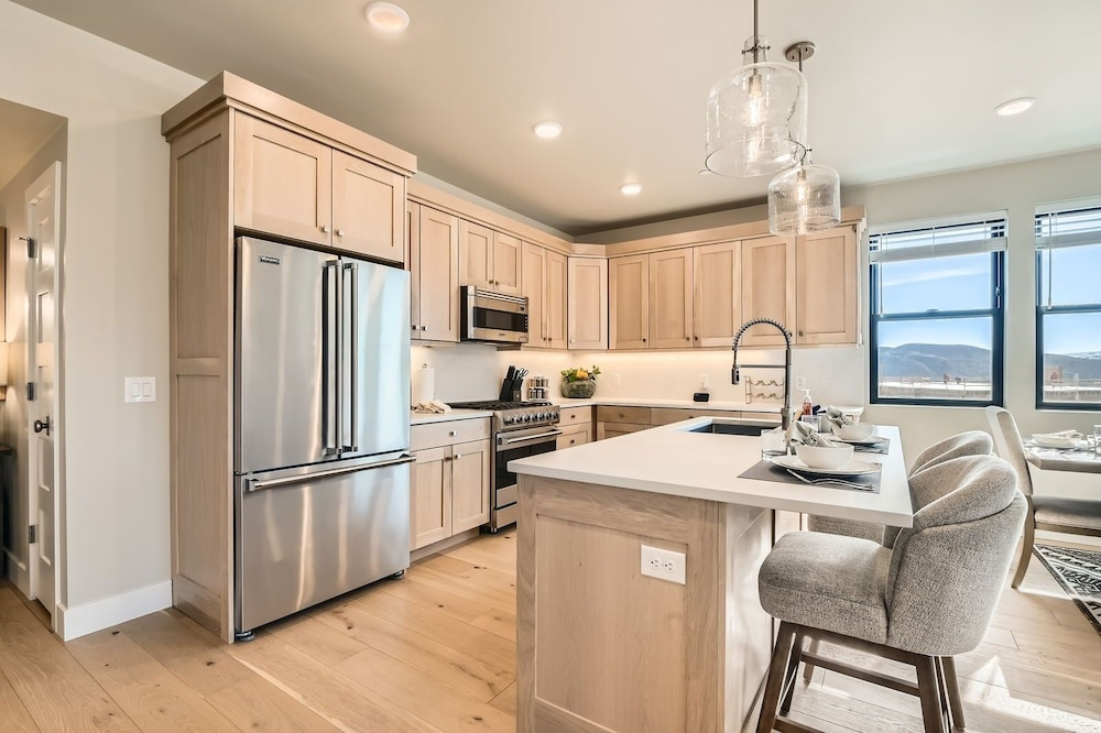 Pet Friendly! Winston's Lodge At Helling 203 3 Bedroom Condo