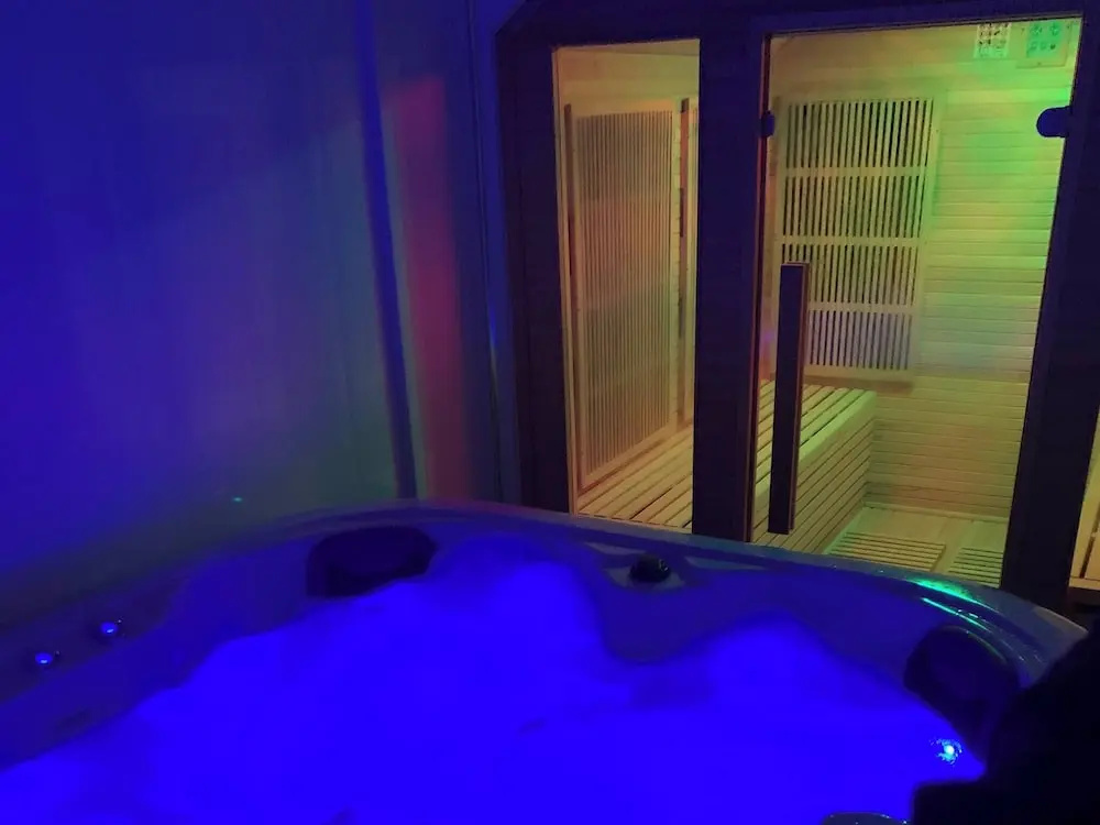 Perfect Couple Retreat To Relax With Hot Tubsauna
