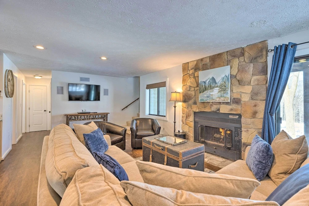 Bright Wintergreen Resort Home; Deck & Grill!