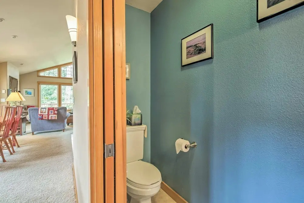 Spacious Family Townhome: Walk to Beach & Downtown