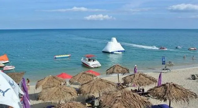 Trash and Glam Beach Lounge