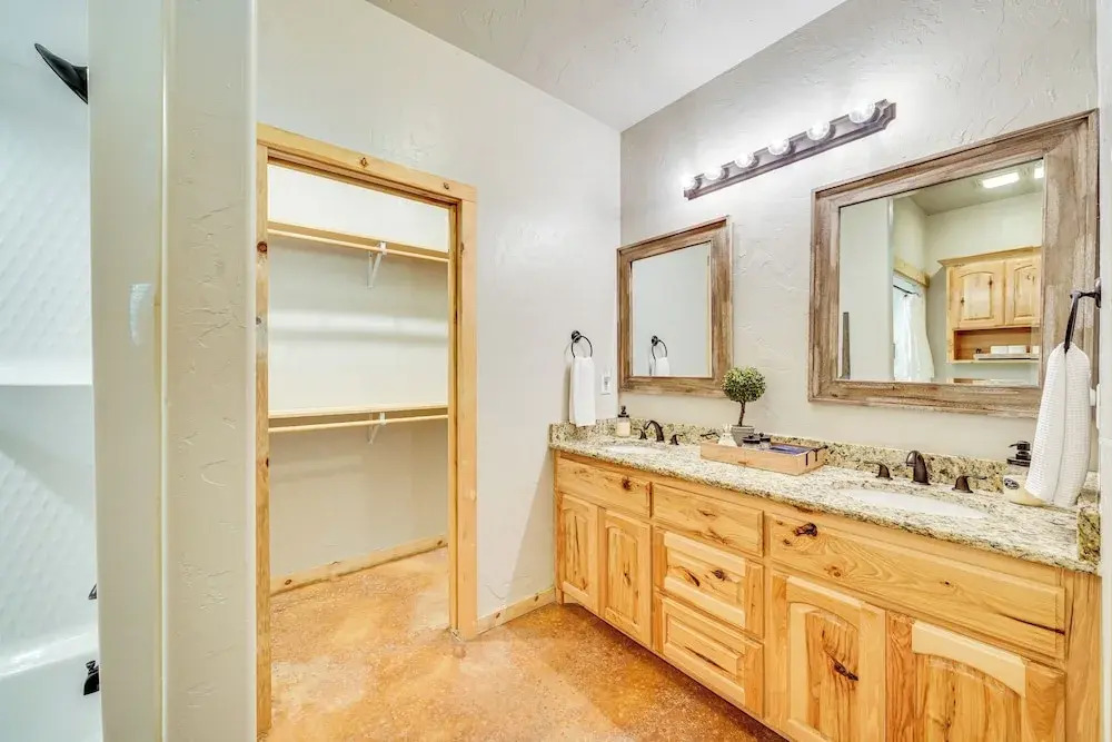 Walk to Restaurants: Hot Tub Haven in Broken Bow!