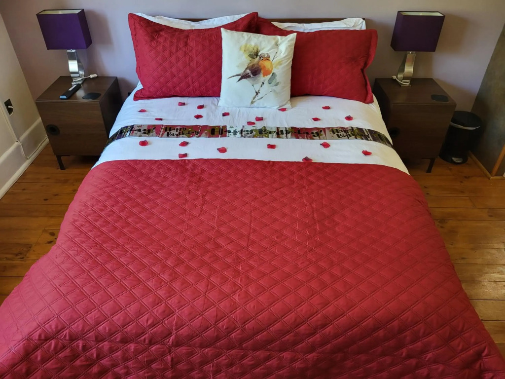 Little Robin Gate - Free Parking & Wifi - Central - 10 min Walk to Train Station - Ensuite Rooms
