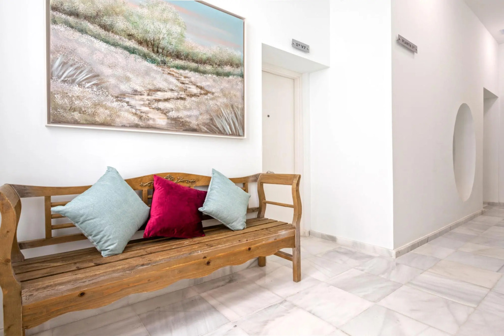 Modern apartment located close from the city center. Recaredo V