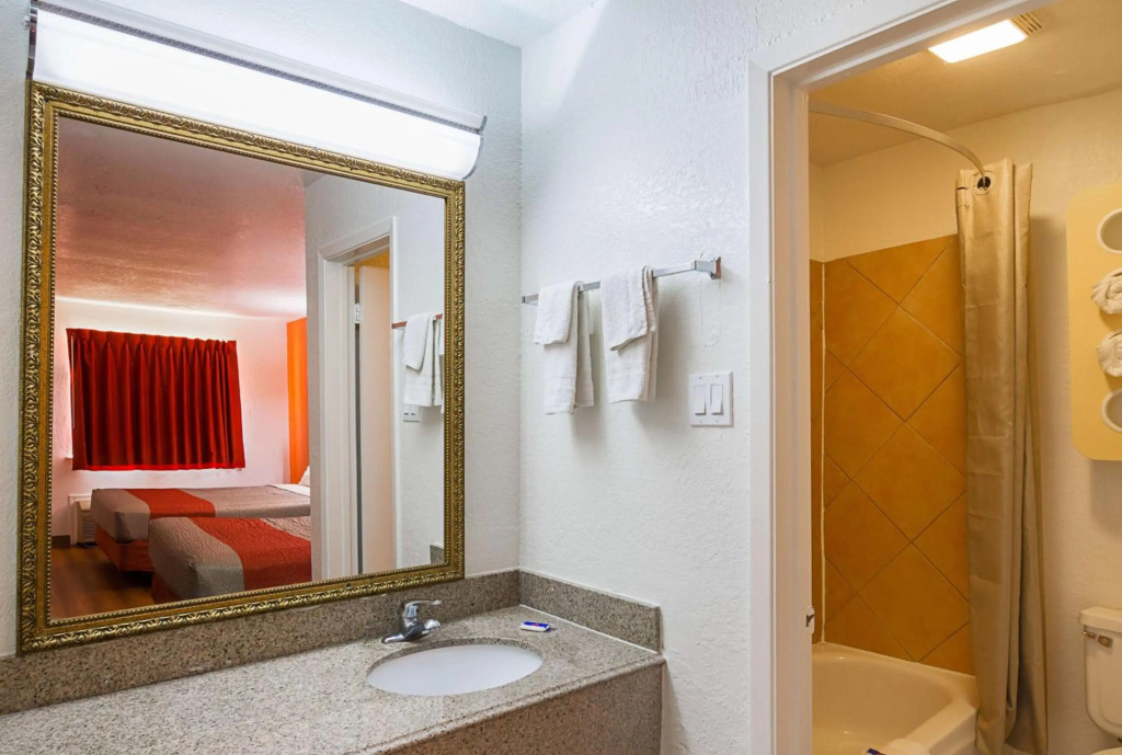 Motel 6 Red Oak, TX - Dallas