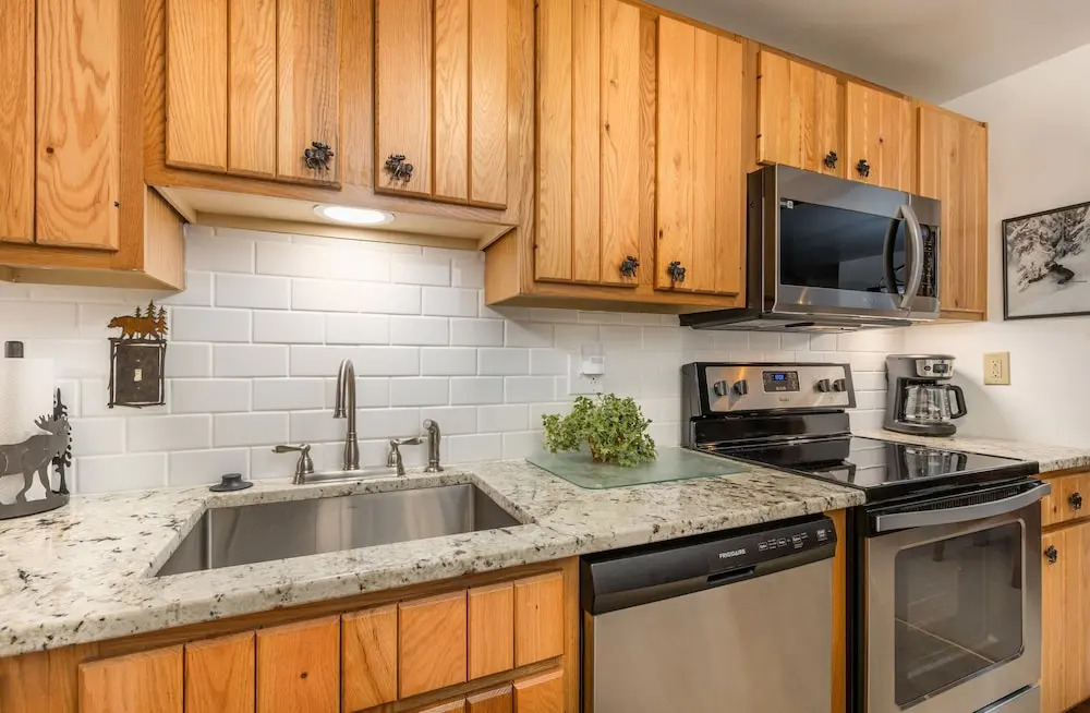 Cozy Seven Springs 1 Bedroom Deluxe Condo with Private Deck by RedAwning - Save 10% on 3 Nights, 15% on 5 Nights!