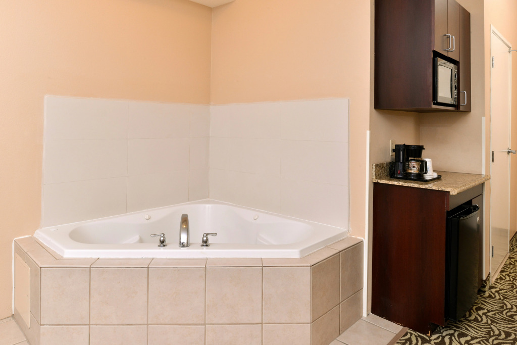 Holiday Inn Express & Suites Fresno River Park Hwy 41 by IHG