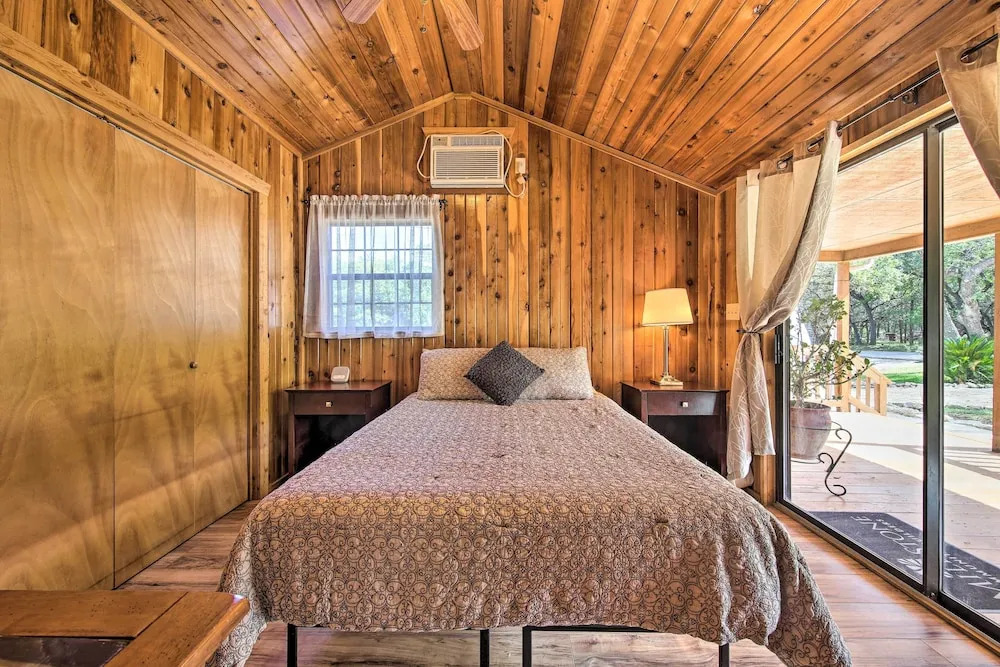 Couples Cabin w/ Luxury Deck, 1 Mi to Canyon Lake!