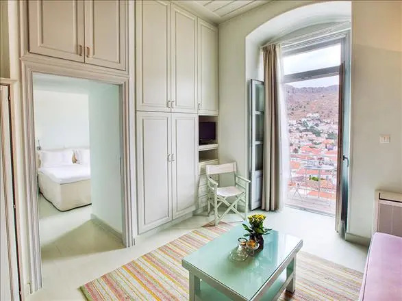 Porto Hydra Hotel