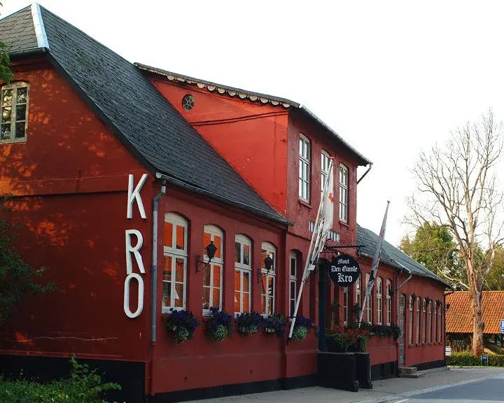 Den Gamle Kro, Gram