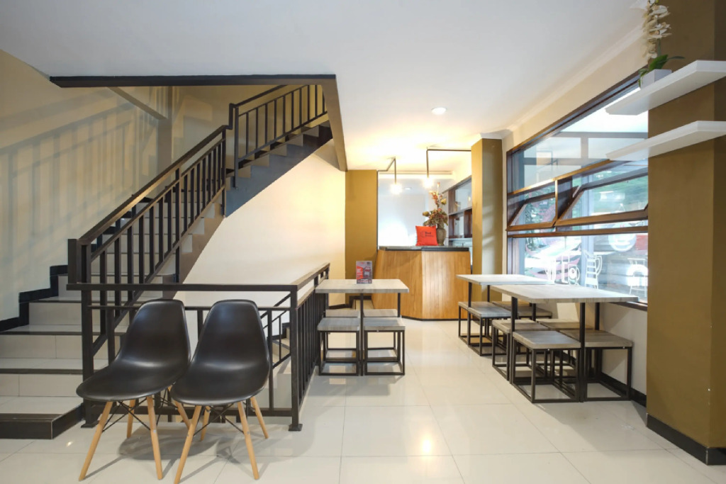 RedDoorz near Botani Square Mall